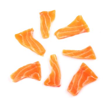 Beyaz arka planda izole edilmiş taze et dilimi..