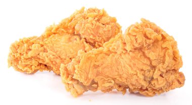 Kızarmış tavuk beyaz arka planda izole edilmiş