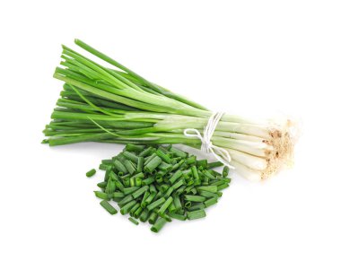 Doğranmış yeşil soğan beyaz arkaplanda izole edilmiş 