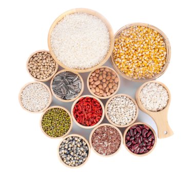 Beyaz arka planda izole edilmiş pirinç, mısır ve ayçiçeği tohumları