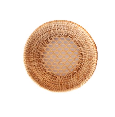 Hasır sepet beyaz arkaplanda izole edildi