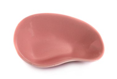 Beyaz arkaplanda izole edilmiş renkli el yapımı seramik bardaklar