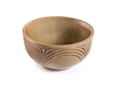 Beyaz arkaplanda izole edilmiş renkli el yapımı seramik kase