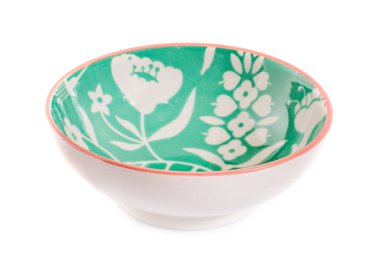 Beyaz arkaplanda izole edilmiş renkli el yapımı seramik kase