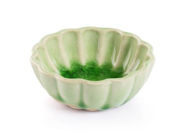 Beyaz arka planda yeşil el yapımı çömlek kasesi. kırpma yolu