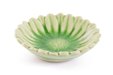 Beyaz arka planda yeşil el yapımı çömlek bardağı. kırpma yolu