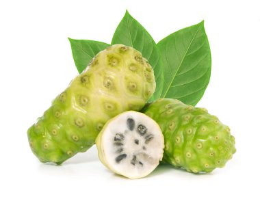 Noni beyaz arkaplanda izole edildi