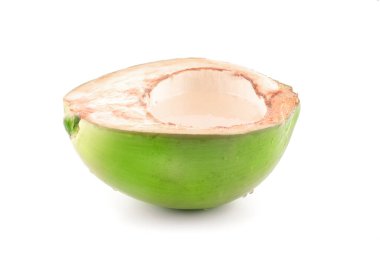 su damlası yeşil hindistan cevizi beyaz arkaplanda izole