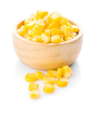 Beyaz arka planda konserve mısır