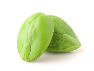 Beyaz arka planda izole edilmiş parkia speciosa fasulyeleri