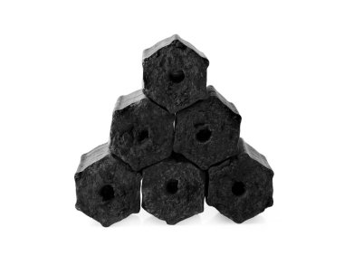 Doğal odun kömürü, geleneksel odun kömürü ya da kömürü beyaz arka planda izole edilmiş. Kesme yolu.