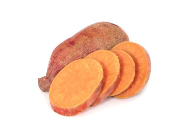 Beyaz arka planda dilimlenmiş tatlı patates