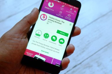 Bandar Seri Begawan, Brunei - 25 Temmuz 2018: Firefox odak app ile akıllı telefon android Google oyun satan bir yerde tutan bir erkek el