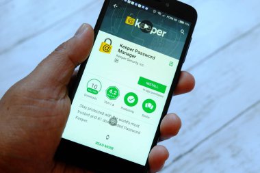 Bandar Seri Begawan, Brunei - 25 Temmuz 2018: kaleci şifre yöneticisi uygulaması ile smartphone android Google oyun satan bir yerde tutan bir erkek el