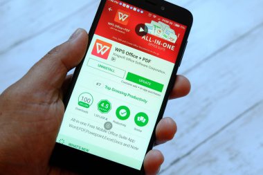 Bandar Seri Begawan, Brunei - 25 Temmuz 2018: Wps Office uygulaması ile smartphone android Google oyun satan bir yerde tutan bir erkek el.