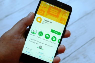 Bandar Seri Begawan, Brunei - 25 Temmuz 2018: Google Allo app ile akıllı telefon android Google oyun satan bir yerde tutan bir erkek el.