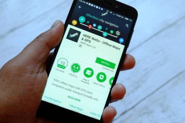 Bandar Seri Begawan, Brunei - 25 Temmuz 2018: burada giremiyor app ile akıllı telefon android Google oyun satan bir yerde tutan bir erkek el.