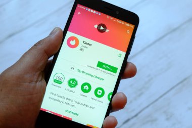 Bandar Seri Begawan, Brunei - 25 Temmuz 2018: KAV app ile akıllı telefon android Google oyun satan bir yerde tutan bir erkek el.