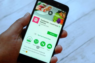 Bandar Seri Begawan, Brunei - 25 Temmuz 2018: Foodpanda uygulaması ile smartphone android Google oyun satan bir yerde tutan bir erkek el.
