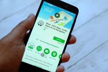 Bandar Seri Begawan, Brunei - 25 Temmuz 2018: Waze apps ile akıllı telefon android Google oyun satan bir yerde tutan bir erkek el