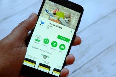 Bandar Seri Begawan, Brunei - 25 Temmuz 2018: Yandex Market uygulaması ile smartphone android Google oyun satan bir yerde tutan bir erkek el