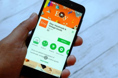 Bandar Seri Begawan, Brunei - 25 Temmuz 2018: Etsy apps ile akıllı telefon android Google oyun satan bir yerde tutan bir erkek el