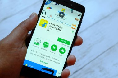 Bandar Seri Begawan, Brunei - 25 Temmuz 2018: Flipkart app ile akıllı telefon android Google oyun satan bir yerde tutan bir erkek el
