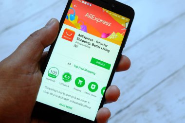Bandar Seri Begawan, Brunei - 25 Temmuz 2018: Aliexpress apps ile akıllı telefon android Google oyun satan bir yerde tutan bir erkek el