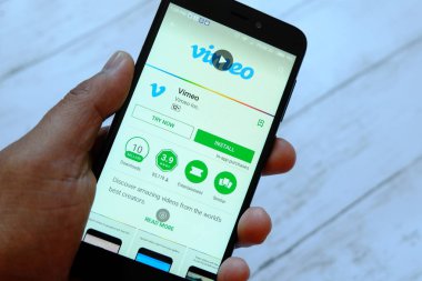 Bandar Seri Begawan, Brunei - 25 Temmuz 2018: vimeo app ile akıllı telefon android Google oyun satan bir yerde tutan bir erkek el