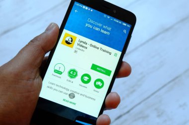 Bandar Seri Begawan, Brunei - 25 Temmuz 2018: Lynda app ile akıllı telefon android Google oyun satan bir yerde tutan bir erkek el