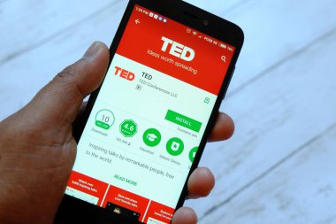 Bandar Seri Begawan, Brunei - 25 Temmuz 2018: Ted ile akıllı telefon apps android Google oyun satan bir yerde tutan bir erkek el
