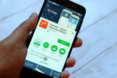 Bandar Seri Begawan, Brunei - 25 Temmuz 2018: Payoneer app ile akıllı telefon android Google oyun satan bir yerde tutan bir erkek el