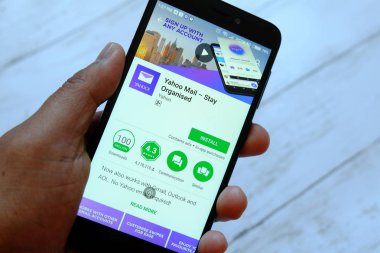 Bandar Seri Begawan, Brunei - 25 Temmuz 2018: Yahoo Mail app ile akıllı telefon android Google oyun satan bir yerde tutan bir erkek el