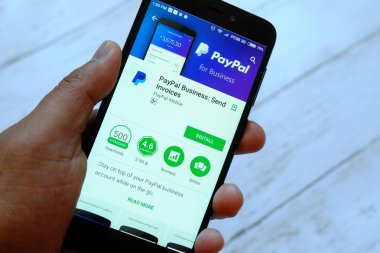 Bandar Seri Begawan, Brunei - 25 Temmuz 2018: Paypal iş uygulaması ile smartphone android Google oyun satan bir yerde tutan bir erkek el