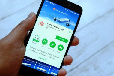 Bandar Seri Begawan, Brunei - 25 Temmuz 2018: Çin Havayolları app ile akıllı telefon android Google oyun satan bir yerde tutan bir erkek el