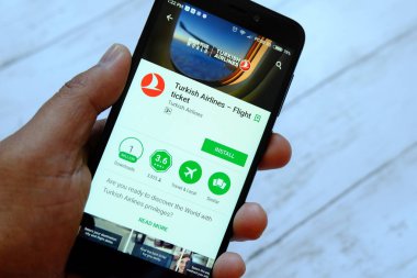 Bandar Seri Begawan, Brunei - 25 Temmuz 2018: smartphone ile Türk Hava Yolları app android Google oyun satan bir yerde tutan bir erkek el