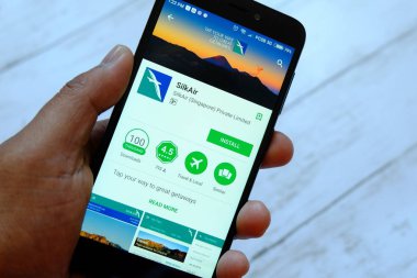 Bandar Seri Begawan, Brunei - 25 Temmuz 2018: ipek AIR uygulaması ile akıllı telefon android Google oyun satan bir yerde tutan bir erkek el