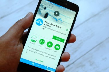 Bandar Seri Begawan, Brunei - 25 Temmuz 2018: smartphone ile Klm - Kraliyet Hollanda hava yolları app android Google oyun Store üzerinde tutan bir erkek el