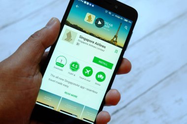 Bandar Seri Begawan, Brunei - 25 Temmuz 2018: Singapur Havayolları app ile akıllı telefon android Google oyun satan bir yerde tutan bir erkek el