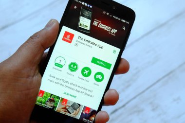 Bandar Seri Begawan, Brunei - 25 Temmuz 2018: The Emirates app ile akıllı telefon android Google oyun satan bir yerde tutan bir erkek el