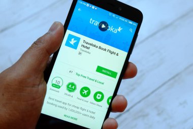 Bandar Seri Begawan, Brunei - 25 Temmuz 2018: Traveloka uygulaması ile smartphone android Google oyun satan bir yerde tutan bir erkek el