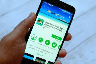Bandar Seri Begawan, Brunei - 25 Temmuz 2018: tripadvisor app ile akıllı telefon android Google oyun satan bir yerde tutan bir erkek el