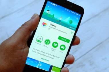 Bandar Seri Begawan, Brunei - 25 Temmuz 2018: Lifelog apps ile akıllı telefon android Google oyun satan bir yerde tutan bir erkek el