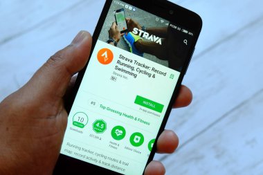 Bandar Seri Begawan, Brunei - 25 Temmuz 2018: Strava apps ile akıllı telefon android Google oyun satan bir yerde tutan bir erkek el