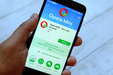 Bandar Seri Begawan, Brunei - 25 Temmuz 2018: Opera Mini app ile akıllı telefon android Google oyun satan bir yerde tutan bir erkek el