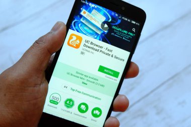 Bandar Seri Begawan, Brunei - 25 Temmuz 2018: Uc tarayıcı uygulaması ile smartphone android Google oyun satan bir yerde tutan bir erkek el