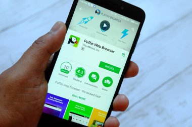 Bandar Seri Begawan, Brunei - 25 Temmuz 2018: martı tarayıcı uygulaması ile smartphone android Google oyun satan bir yerde tutan bir erkek el