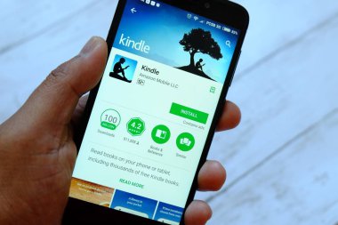 Bandar Seri Begawan, Brunei - 25 Temmuz 2018: Kindle app ile akıllı telefon android Google oyun satan bir yerde tutan bir erkek el