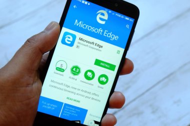 Bandar Seri Begawan, Brunei - 25 Temmuz 2018: Microsoft Edge apps ile akıllı telefon android Google oyun satan bir yerde tutan bir erkek el