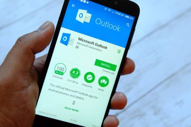 Bandar Seri Begawan, Brunei - 25 Temmuz 2018: Microsoft Outlook apps ile akıllı telefon android Google oyun satan bir yerde tutan bir erkek el